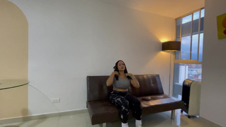 GIULIANA_BIG: Estranho Na Rua Me Dá Contas Em Troca Da Minha...