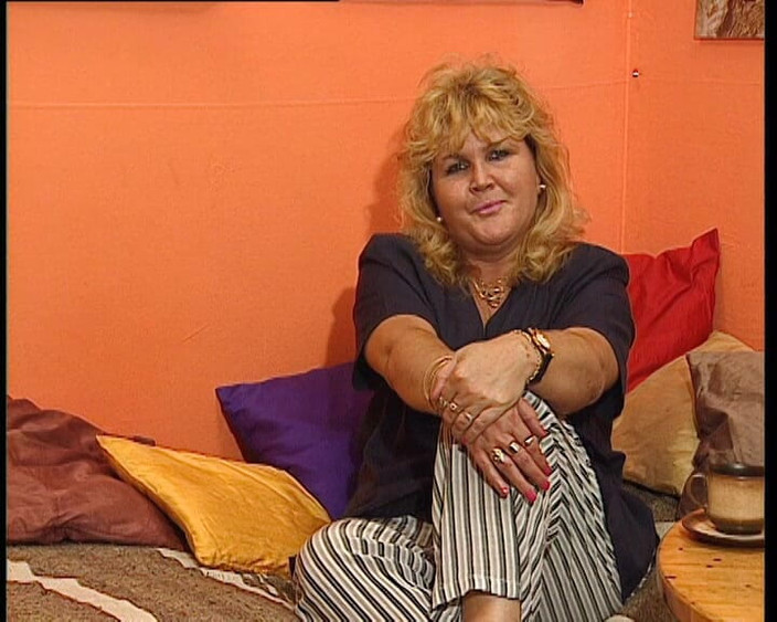 YOUR FIRST PORN: Angie grassa con un dildo grasso e piscio