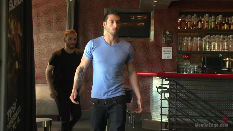 Men on Edge: Yırtık düz barmen