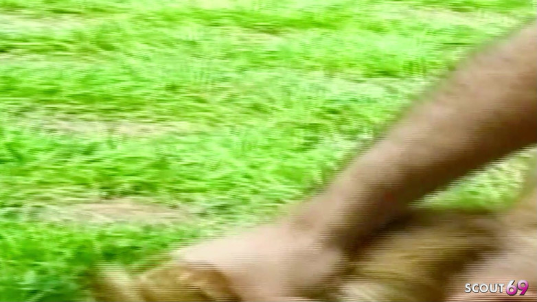 Shemale TS Collection: Loira travesti é secretamente fodida na floresta em seu cu apertado