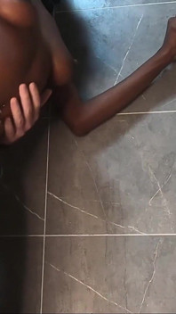 Sexy sprcha Šukání s africkou drobnou ebenovou manželkou - mrdka v ústech
