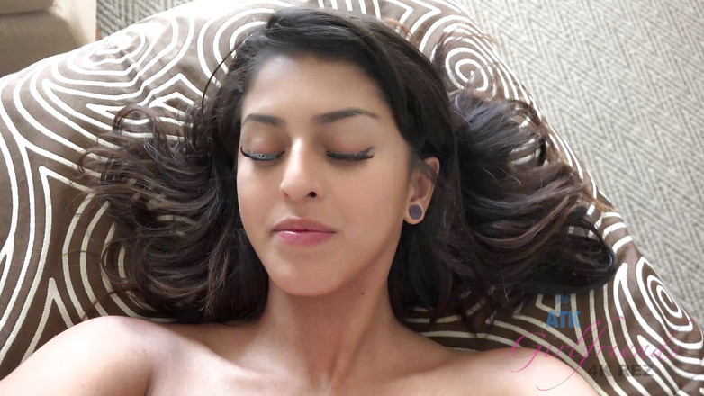 ATK Girlfriends: Percutian maya Oahu dengan Sophia Leone 1/2