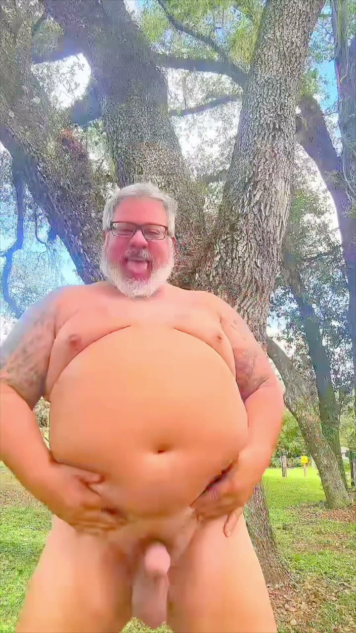 Hand-Free-Daddy-Chub: 자신의 구멍을 보여주는 광야에서 벌거 벗은 댄스 곰