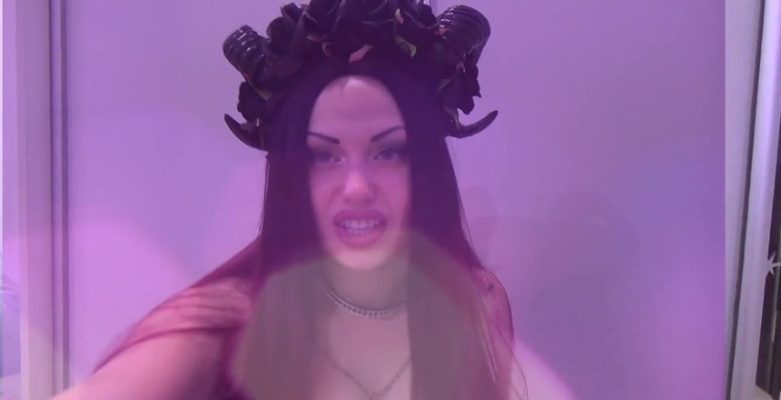 Goddess Misha Goldy: 你无法抗拒我完美的身体。