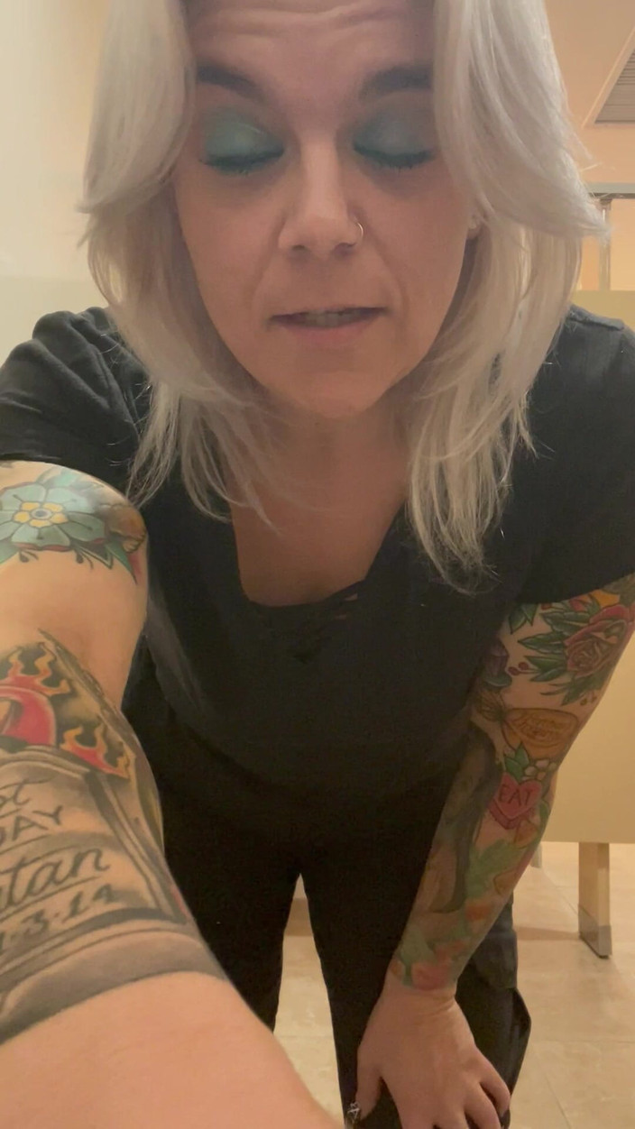 CherryBombBomb: Poniendo mi plug anal en el trabajo