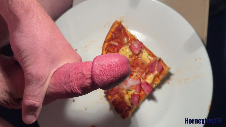 Horneyboy98: Twink Spritz Auf Seine Pizza