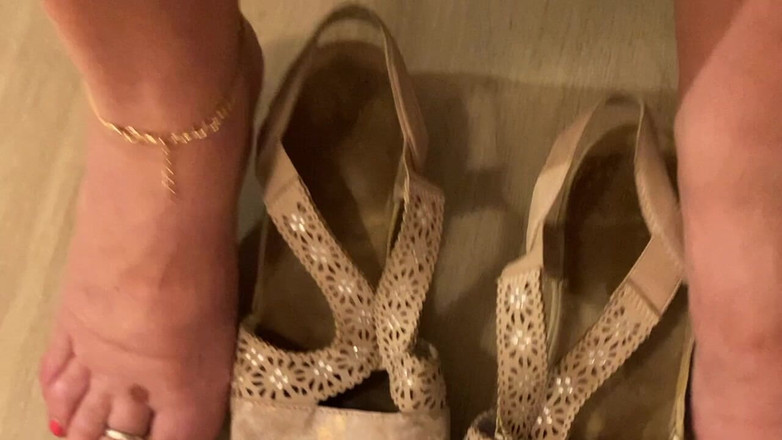 Mr MF: Ступни миссис зрелой в очень вонючей обуви
