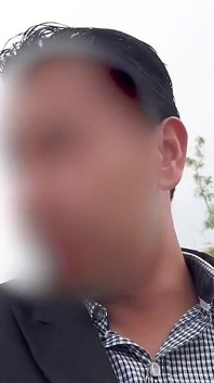 Po hodině najdu svou studentku v parku, její rodiče ji ještě nepřišli vyzvednout, takže ji odvezu do mého domu