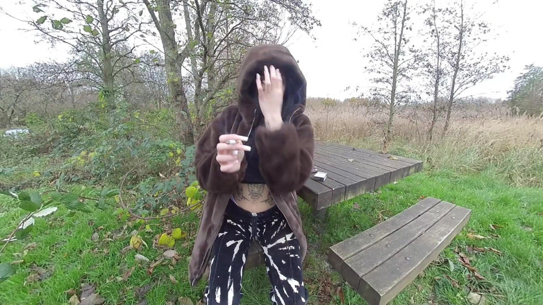 VR smokers HD-2D Videos Only: Shay London - smoking