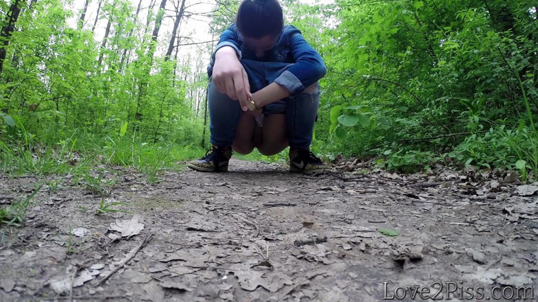 Love 2 Piss: All natural. Ingrid is peeing and wiping herself with a...