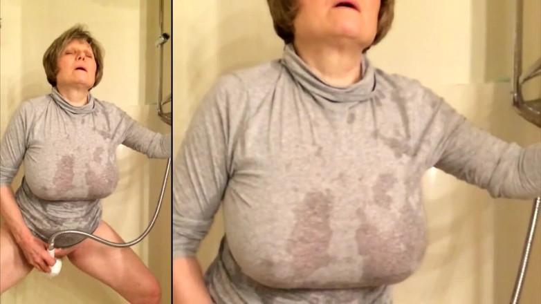 MarieRocks: 회색 셔츠를 입고 자위하는 거유 GILF