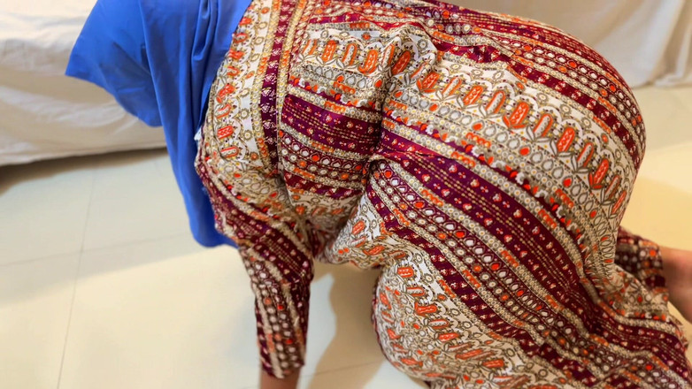 Aria Mia: Servitoare sexy cu curul mare blocată sub pat!