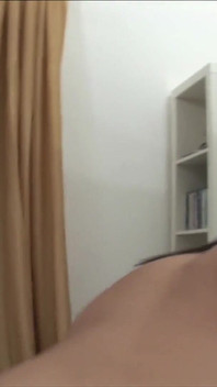 Młoda para cieszy się fast foodami, zanim zaangażuje się w brudne psoty