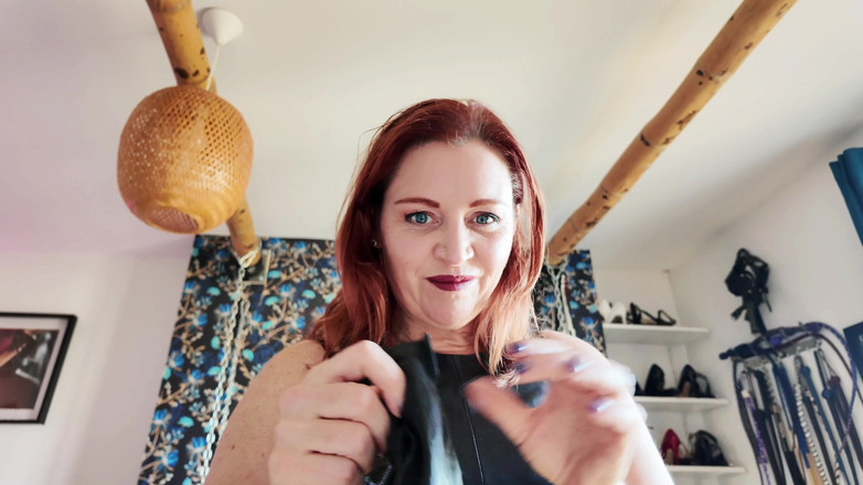 InannaJustice: Leather Glove Tease