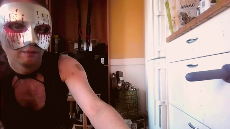 Oznob Oznofla: Sissyboy ukazuje svou sbírku sexuálních hraček