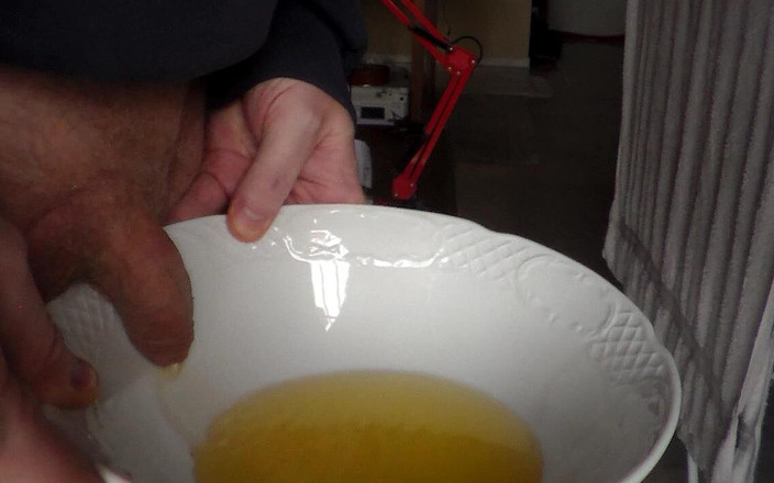 Sex hub male: John chčije na mísu v detailním záběru