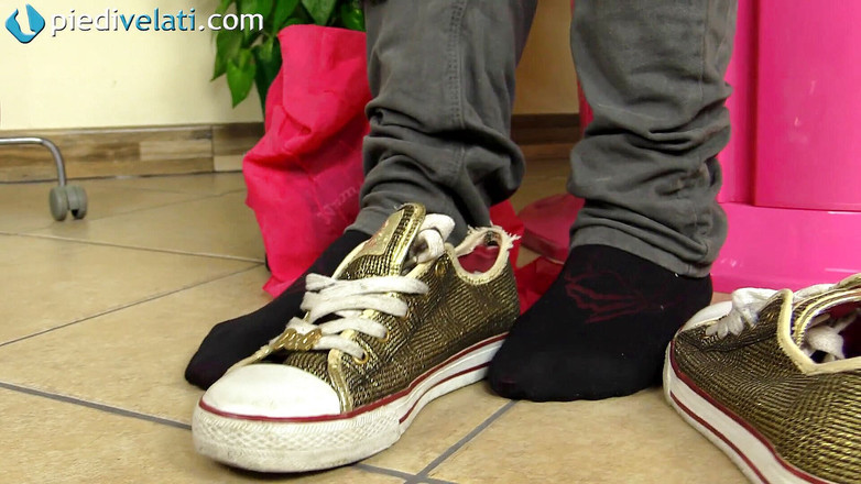 Foot Fetish HD: 性感的黑发少女用她可爱的脚挑逗每个人