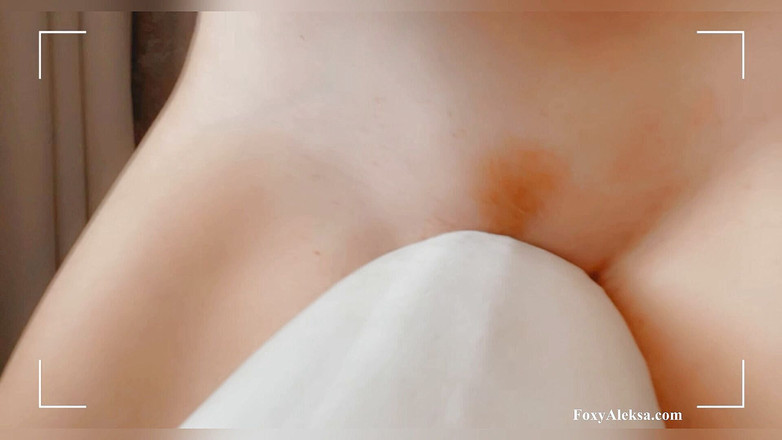 FoxyAleksa: 娇小的阴户枕头啪。可爱的女孩想要做爱