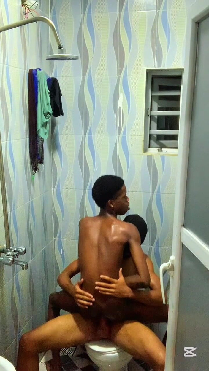 BLACKSHOOTERR: Un Jeune Garçon S’est Fait Baiser... Salle De Bain, Salon...