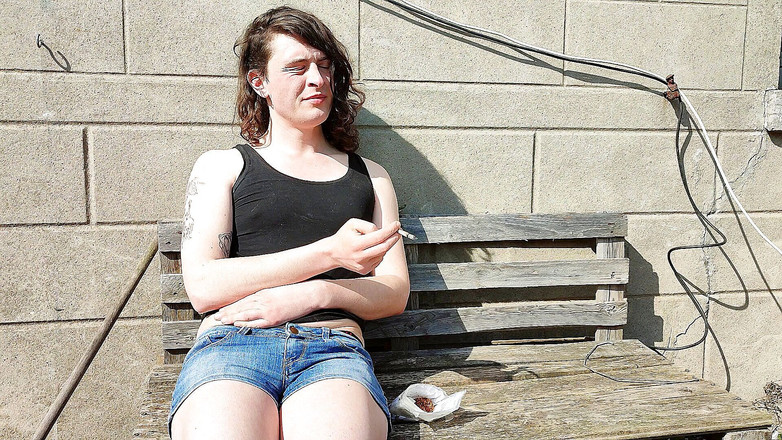 Sara B: Sara merokok di luar ruangan