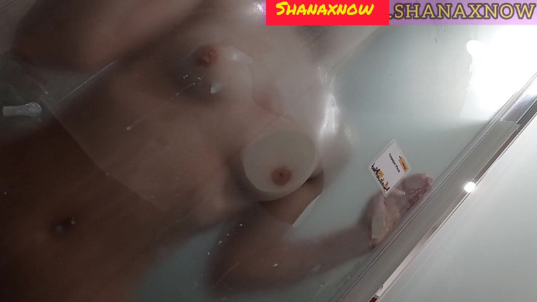 Shanaxnow: 18 yaşındaki genç kız röntgencisine duş masajı yapıyor