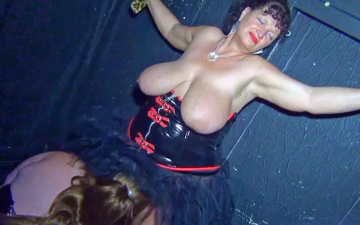 Kims amateurs: Cewek semok ini diikat dan dientot habis-habisan sebelum mejanya dientot...