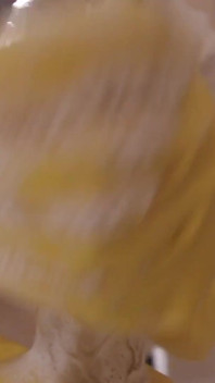 Ma demi-sœur dans des gants jaunes de vaisselle prend un bain avec un gode et beaucoup de mousse blanche et de savon