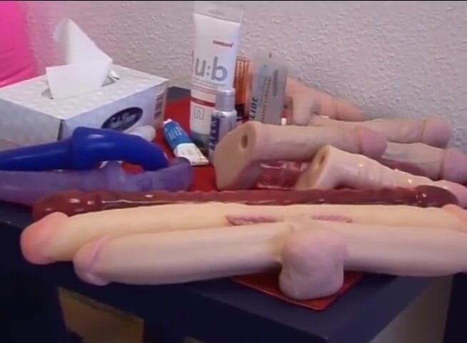 Lesbo Tube: Pussy toying lezzies reaching orgasms in threesome