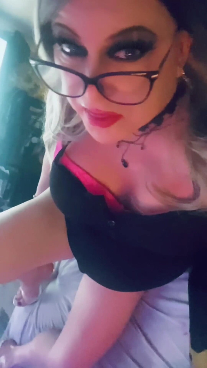 Krissy Sweets: 하드코어 자지를 갈망하는 CD Krissy Sweets