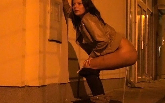 Puffy Network: Orange door Got2Pee waar meisjes komen om te pissen