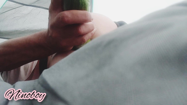 Culopeke: 苗条的年轻人在帐篷里张开屁股