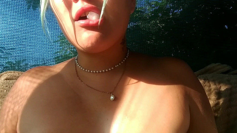 LizAngel: Ochlazování her s ledem a prsy