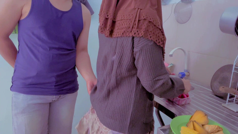 Nadalyne: Gotowanie budhe nękane przez niegrzecznego przyrodniego brata