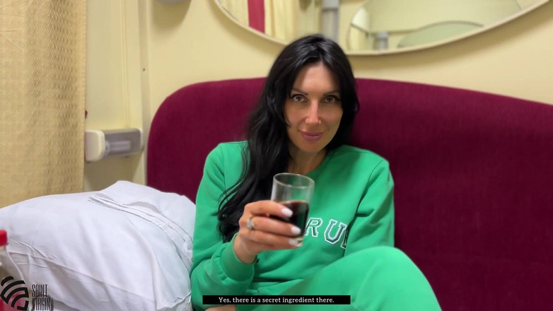 SaintVirginPro: 操了一个旅行者并射在阴户里