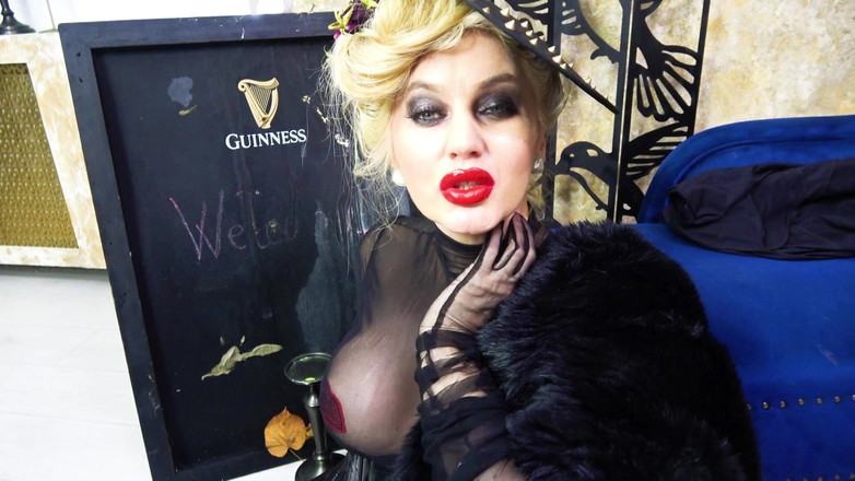 Goddess Celine: Läppstift kyssar femdom