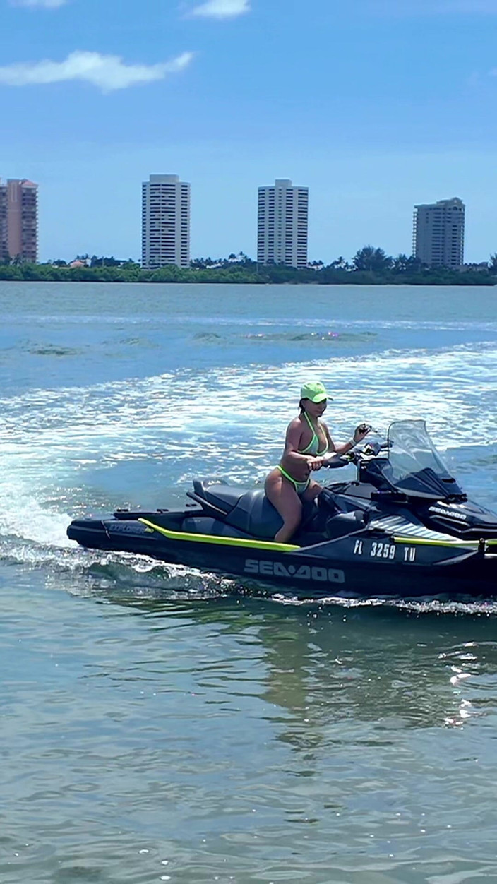 BrandySalazar: 在海滩上吮吸和操我喷气式飞机教练的鸡巴