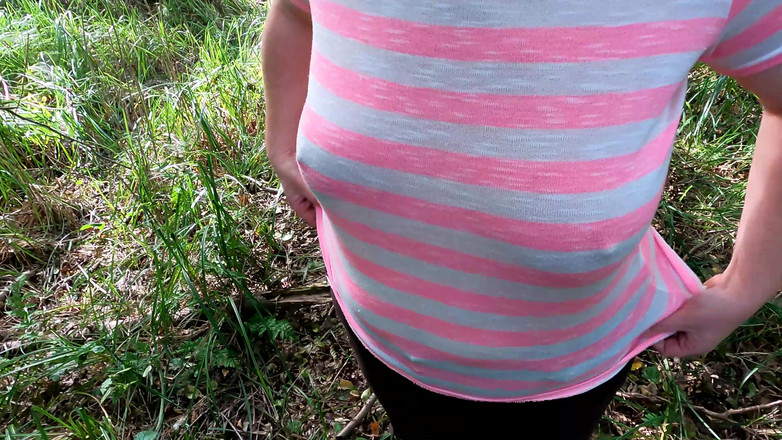 Bouncy Tits Action: gordas batem vermelho na floresta