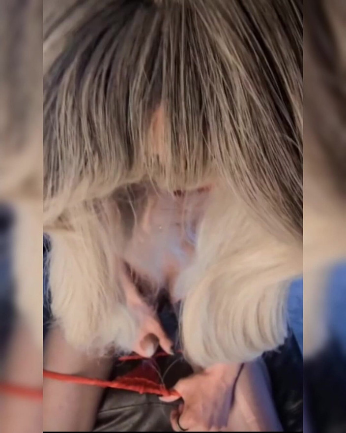 August Harper: Транс-дівчина Август Харпер мастурбує до думок вітчима