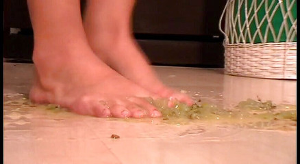 Foot Girls: Esmagando uvas com meus pés nus