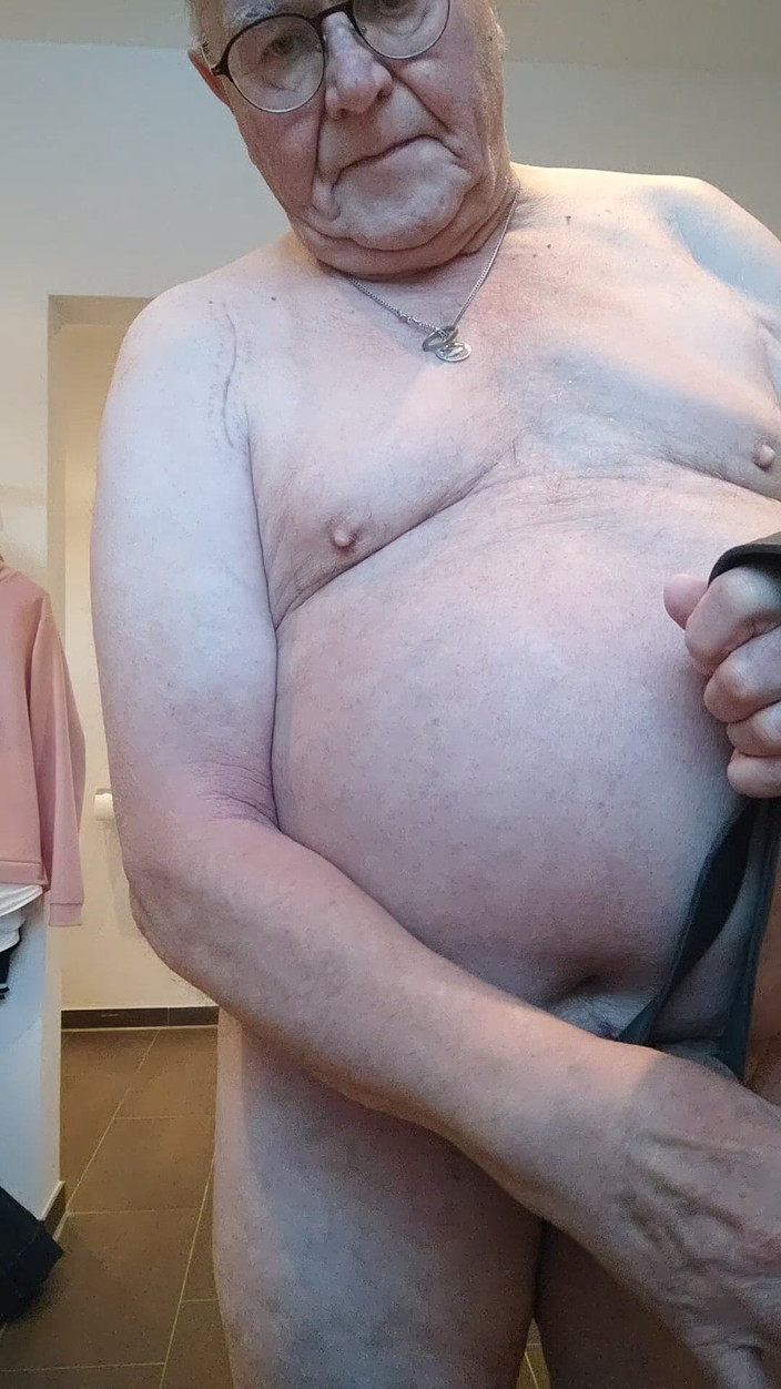 Karlchengeil: Ich spiele mit meinem schwanz vor und nach der dusche