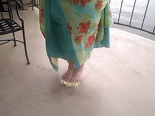 BBW nurse Vicki adventures with friends: 2 BBW écrasent l'une avec les pieds nus l'autre