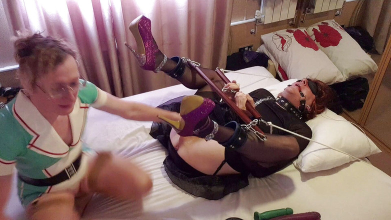 Lucy Essex CD: Lucy Essex CD diikat dan ditambat oleh Lisa dalam pakaian...