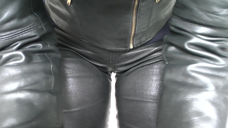 Lady Victoria Valente: 기계에 묶여 우리에 갇혀 낯선 이, 빅토리아 발렌테 부인이 삼키고 있다