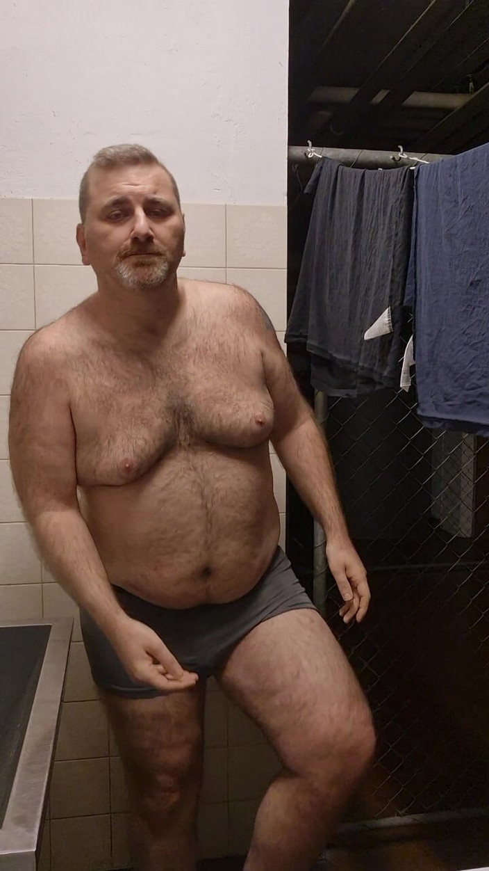 ChubbyDaddyBearLuka: Des bandes d’ours gras et poilues dans la buanderie