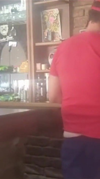 Brunetka MILF je ošukaná zezadu