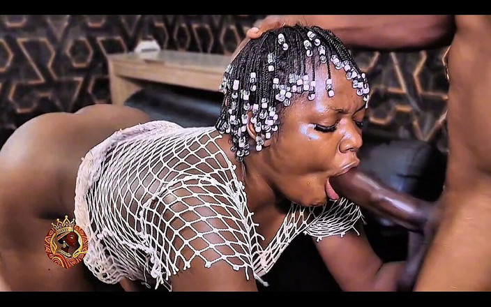 Africankween: シュガが長いペニスを擦りつけて噴き出す