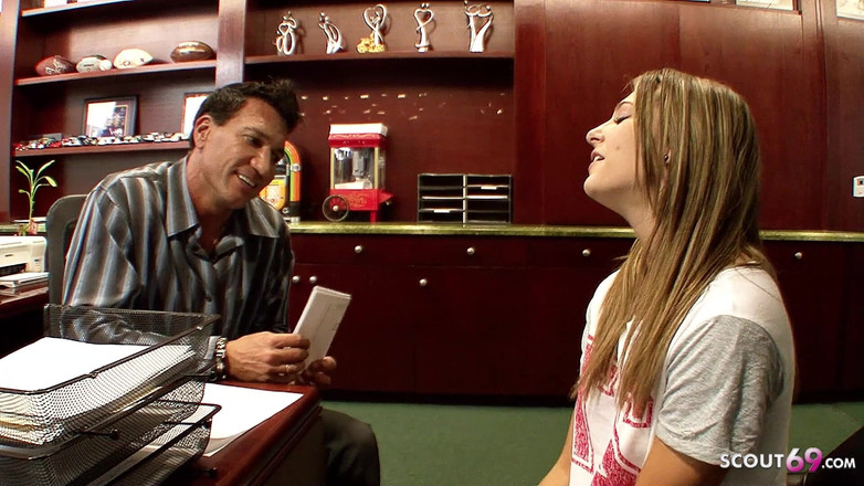 Full porn collection: Бос з великим членом трахає блондинку худу тінку секретарку після роботи