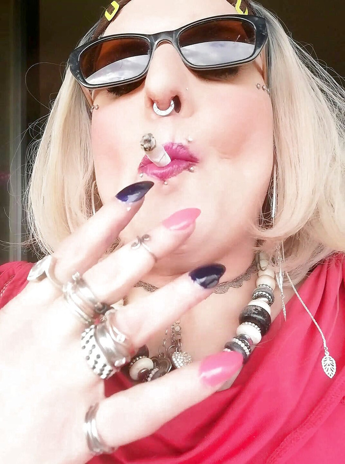 Stefanie Laveire: Блондинка Ts Stefanie курит 3