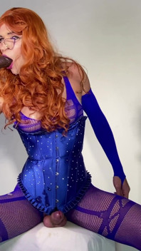Sissi Stacy in lingerie blu succhia e paly dildo