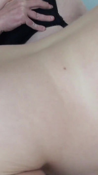 Aksi pesta seks di atas katil dengan awek pantat besar